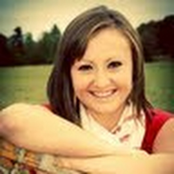 Profile Picture of Chloe Streeper (@streeperchloe) on Poshmark