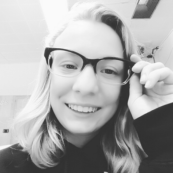 Profile Picture of Eryn Follett (@happy_eryn) on Poshmark