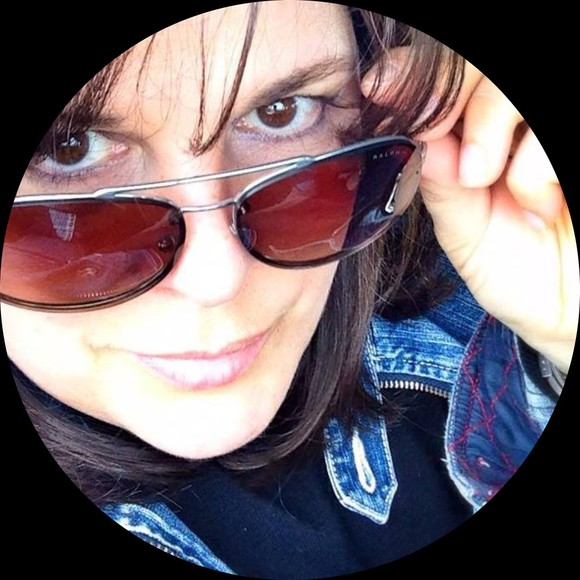 Profile Picture of Guylaine Rondeau (@grdesign) on Poshmark