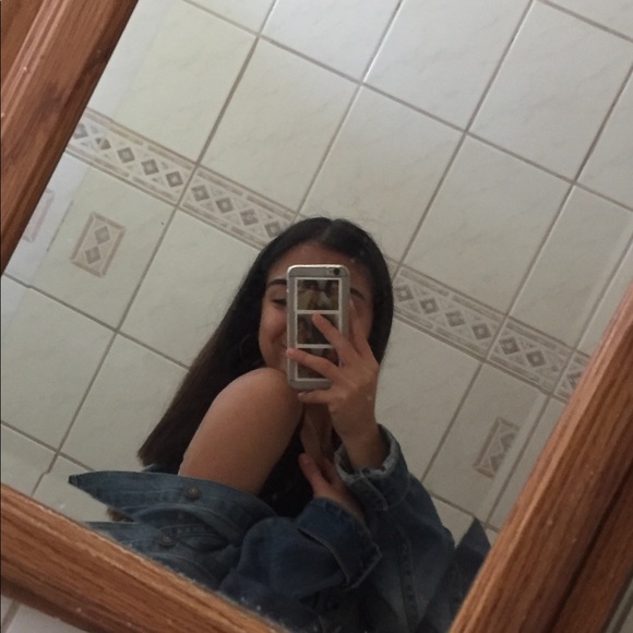 Profile Picture of Alexa Perez (@alexalynnae) on Poshmark