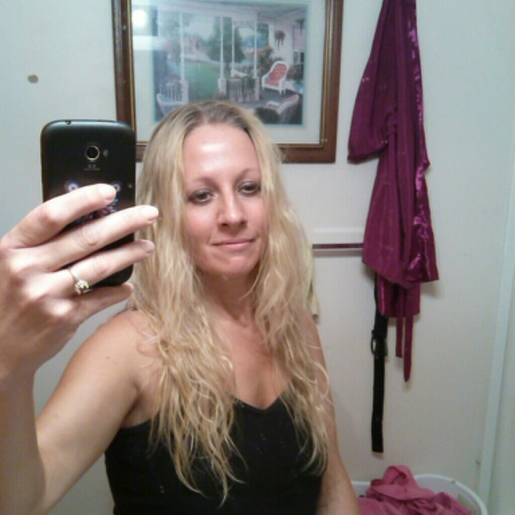 Celina Vanhoozer - Poshmark Profile Picture of Celina Vanhoozer (@celinamv) on Poshmark