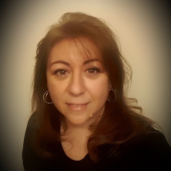 Elsa Reyna - Poshmark Profile Picture of Elsa Reyna (@edr70) on Poshmark