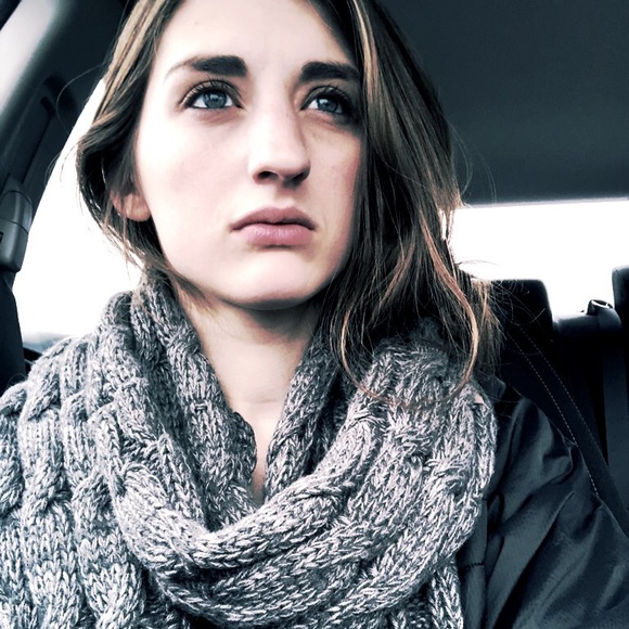 Profile Picture of Stephanie Carbee (@s_carbee) on Poshmark