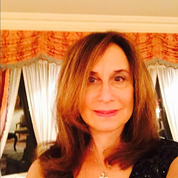 Profile Picture of Robin Colner (@rcolner) on Poshmark