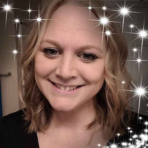 Profile Picture of Beth Leaton (@bl521) on Poshmark