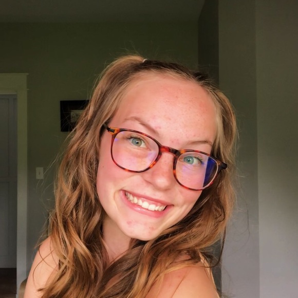 Profile Picture of Regan Sentner (@regansentner) on Poshmark