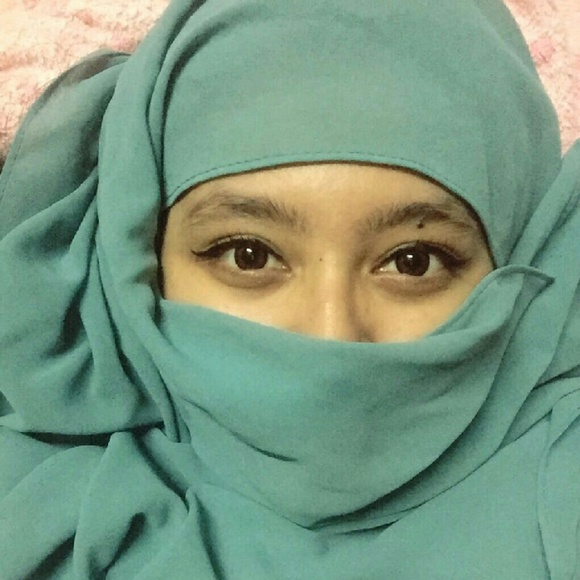 Profile Picture of Edele Emelyn (@edele_emelyn) on Poshmark