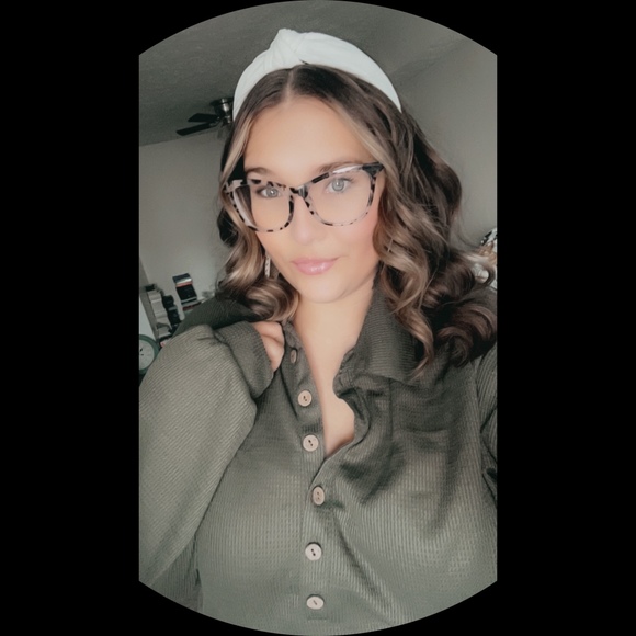 Profile Picture of Brittany Lambdin (@blambdin92) on Poshmark
