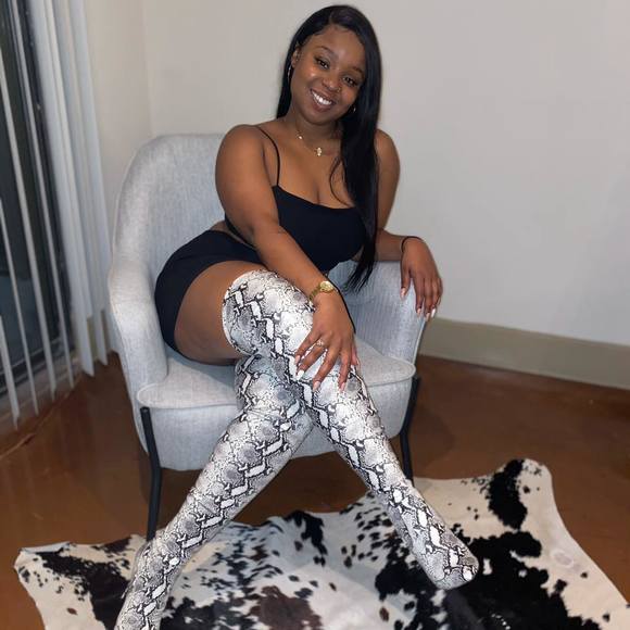 Profile Picture of Rashema Harris (@shemaaharris) on Poshmark