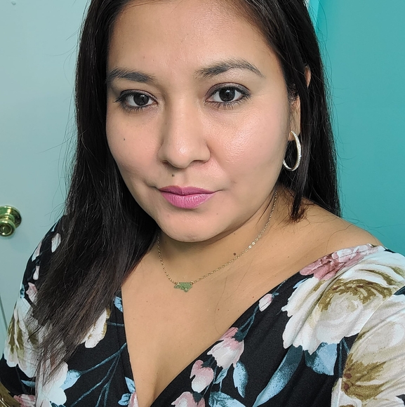 Profile Picture of Yesenia Gonzalez (@yesii28) on Poshmark