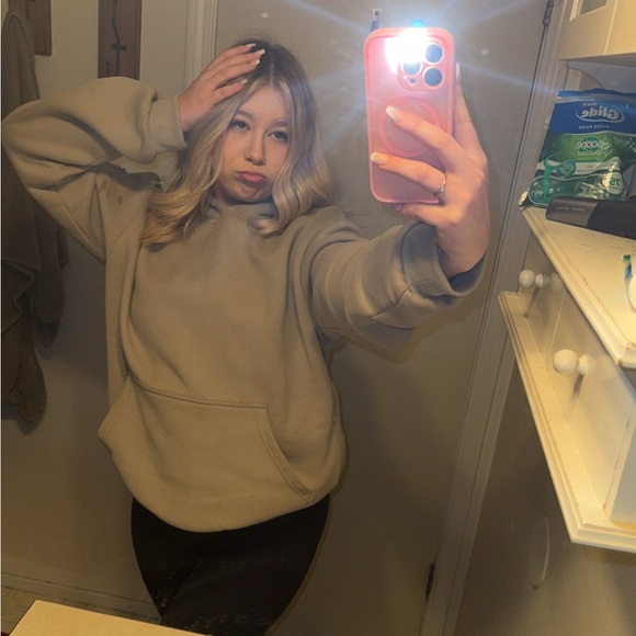 Profile Picture of Constance Griffin (@constancegri358) on Poshmark