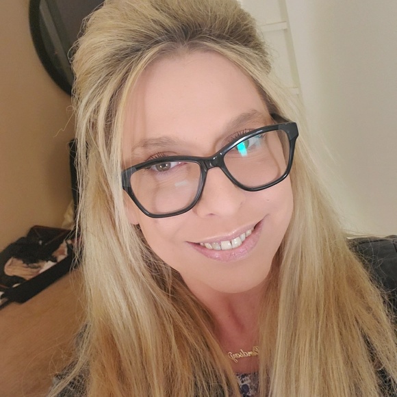 Profile Picture of Lindsay Weiner (@blondii614) on Poshmark