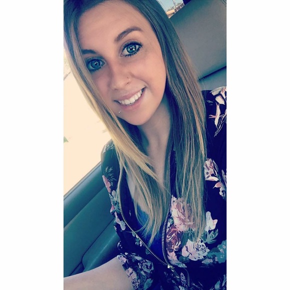 Maranda Hillebrandt - Poshmark Profile Picture of Maranda Hillebrandt (@maykayxo) on Poshmark
