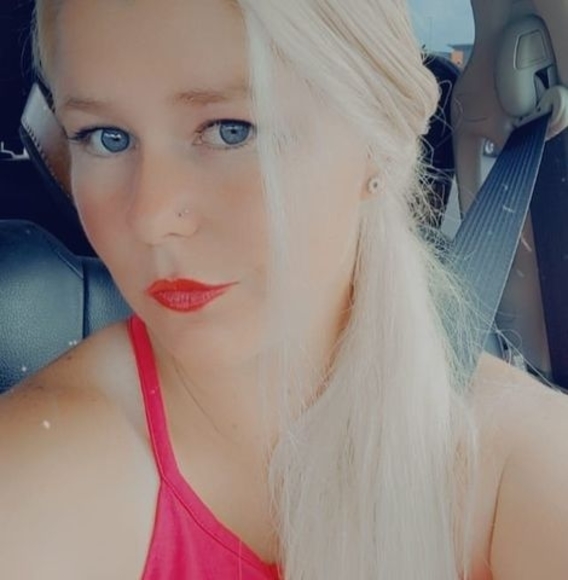 Profile Picture of Jenna Deraiche-wood (@blissmiller) on Poshmark