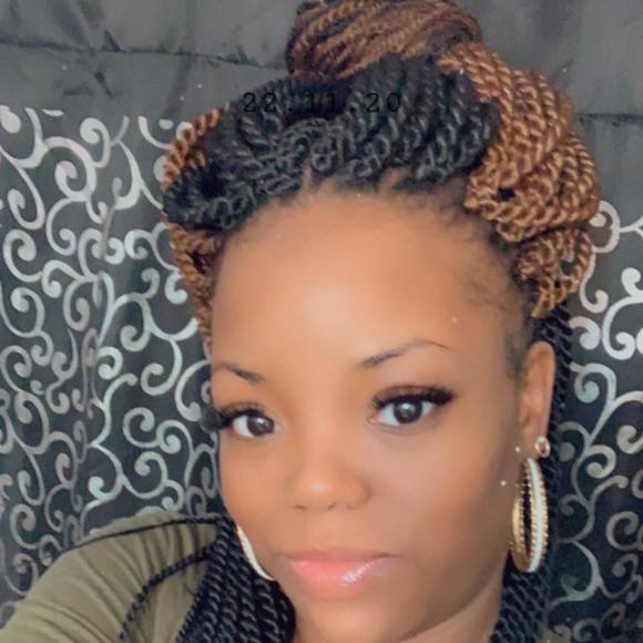 Profile Picture of Yumani Gartrell (@yumanigartrell) on Poshmark