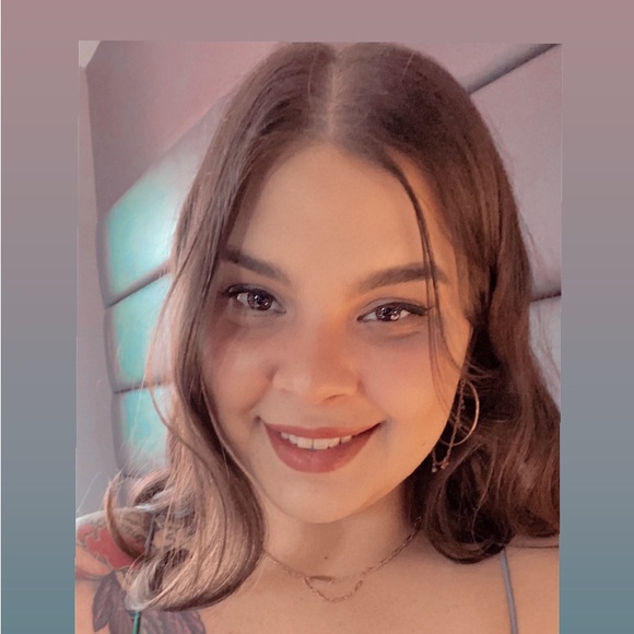 Profile Picture of Allison Arnold (@alimack73) on Poshmark