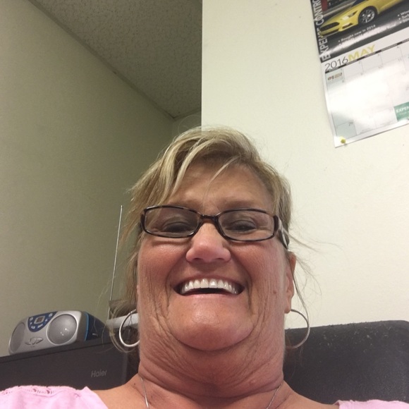 Profile Picture of Cindy Burgess (@ceb0268) on Poshmark