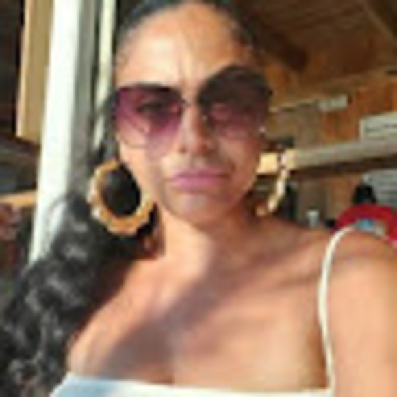 Profile Picture of Amaryllis Thompson (@amaryllis_t) on Poshmark