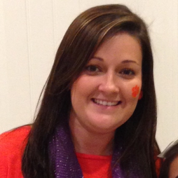 Profile Picture of Laura Meteraud (@jenkinsonlj) on Poshmark