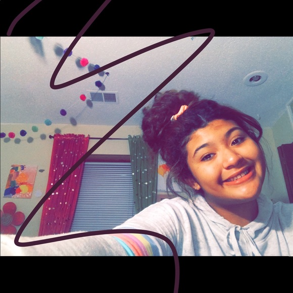 Profile Picture of Marienny Bardales (@mariennyb) on Poshmark