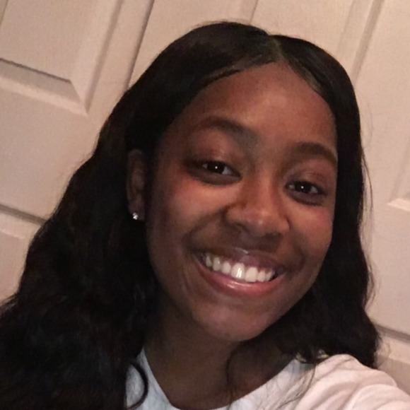 Simone Green - Poshmark Profile Picture of Simone Green (@simone0712) on Poshmark