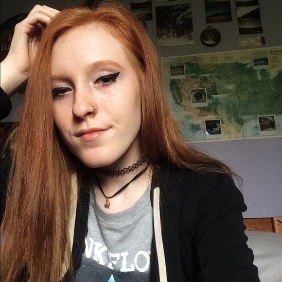 Profile Picture of Jenny Deerwester (@jennyd1998) on Poshmark