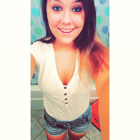 Profile Picture of Jamie Batchelor (@jamiebatch) on Poshmark