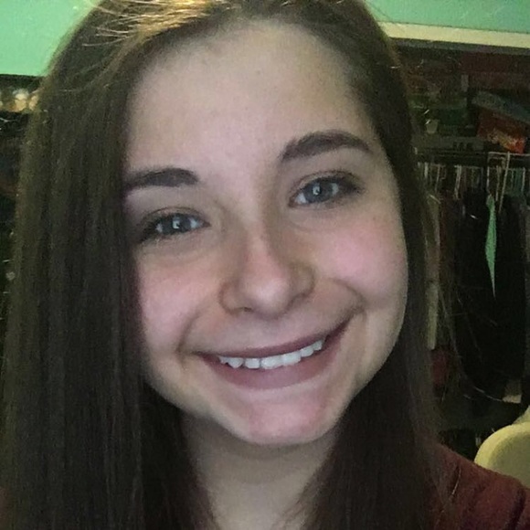 Profile Picture of Kyia Huculak (@ky1665) on Poshmark