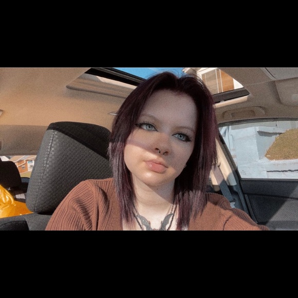 Profile Picture of Aleah Slish (@aleah100) on Poshmark