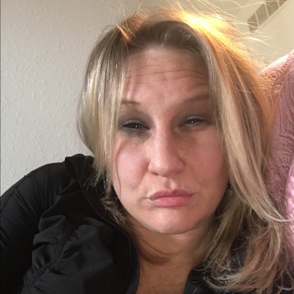 Profile Picture of Robin Witt (@robibti) on Poshmark