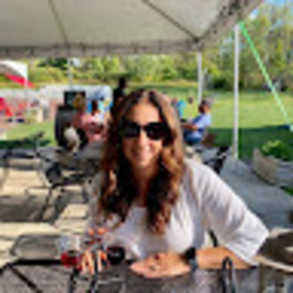 Profile Picture of Amanda Brostoski (@a_brostoski) on Poshmark