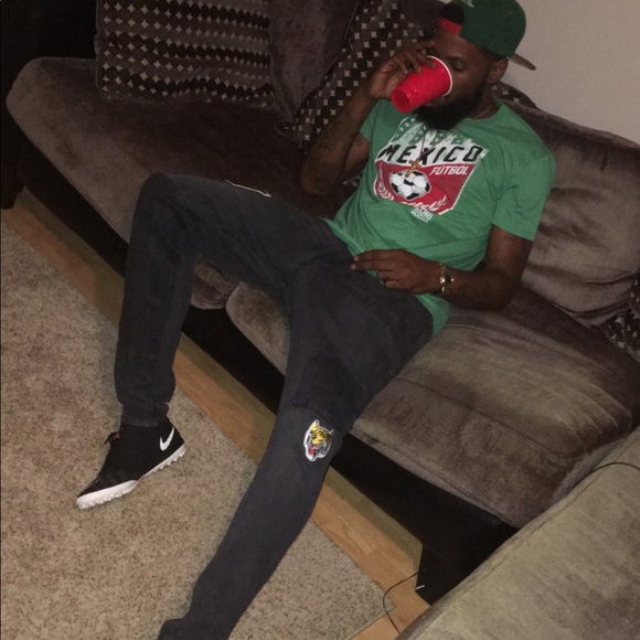 Profile Picture of Doe Doe (@darealdoe) on Poshmark