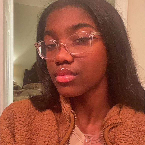 Profile Picture of Lelani Dangerfield (@lelanicom) on Poshmark