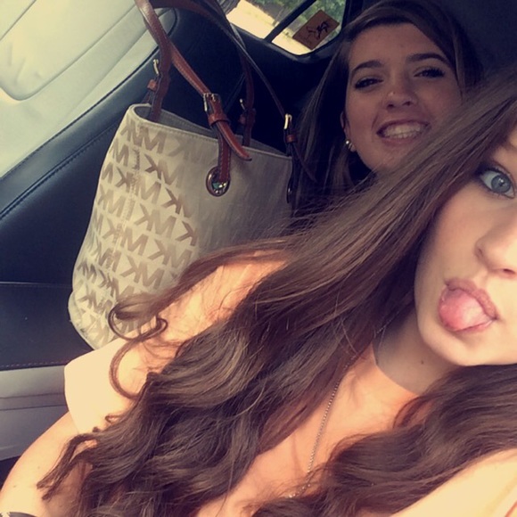 Profile Picture of Caraline Highsmith (@carakate11) on Poshmark