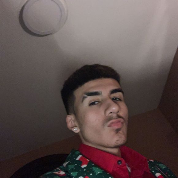 Profile Picture of Aaron Fernandez (@gotthemmonyez) on Poshmark