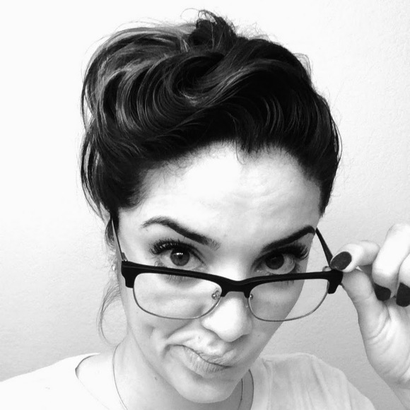 Profile Picture of Vanessa Goodheart (@vgoodheart) on Poshmark