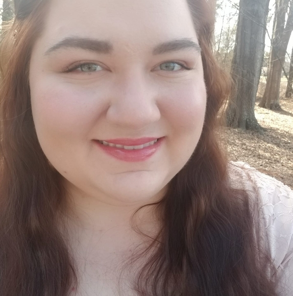 Profile Picture of Cassie Tesseneer (@tesseneerlc) on Poshmark