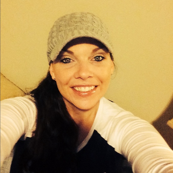 Profile Picture of Lisa Knapp (@lmk01) on Poshmark