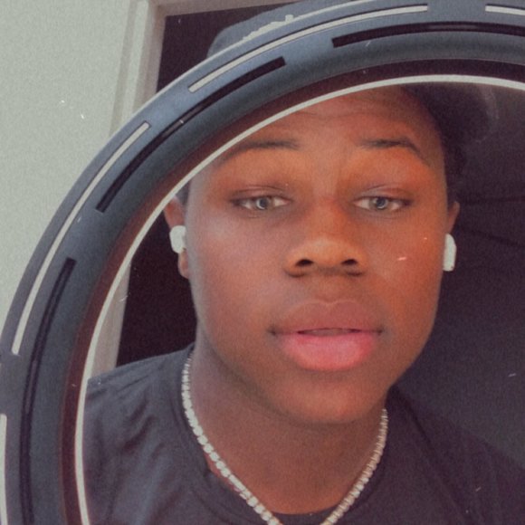 Profile Picture of Andre Briggs (@andrezbriggs) on Poshmark