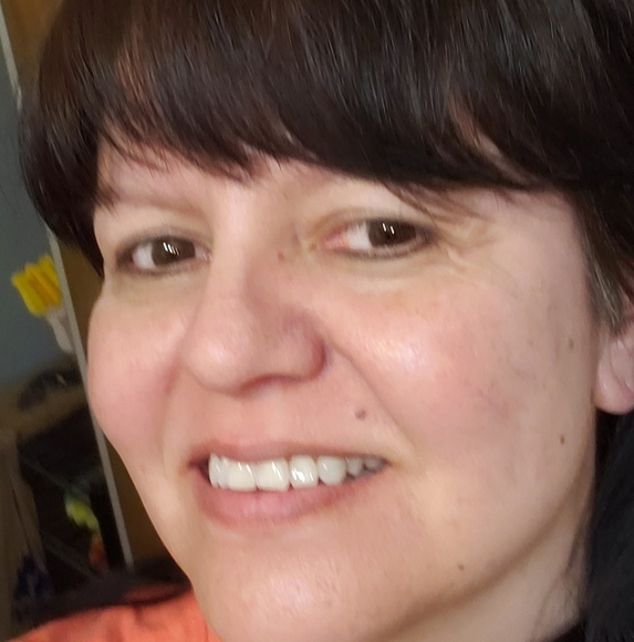 Profile Picture of Crissy Hamilton (@ihamilton) on Poshmark