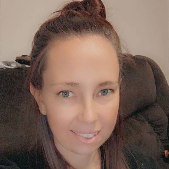 Profile Picture of Danielle Hurt (@dhurt13) on Poshmark