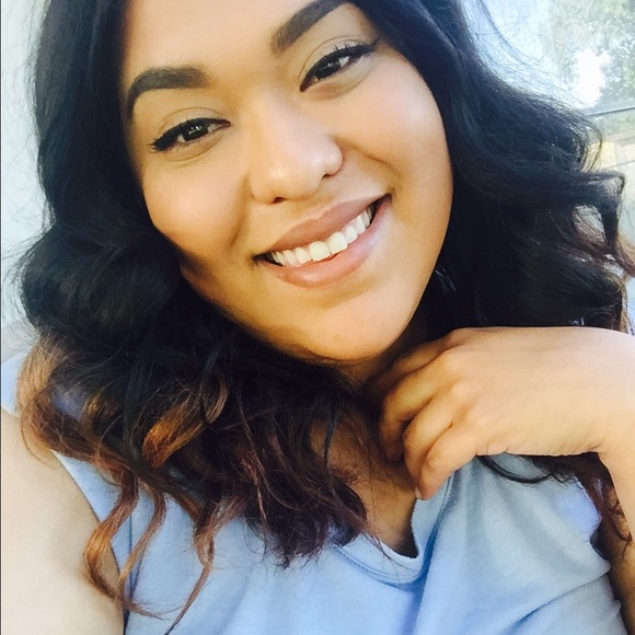 Profile Picture of Adabelle Gonzalez (@belleeeeeeeeee) on Poshmark