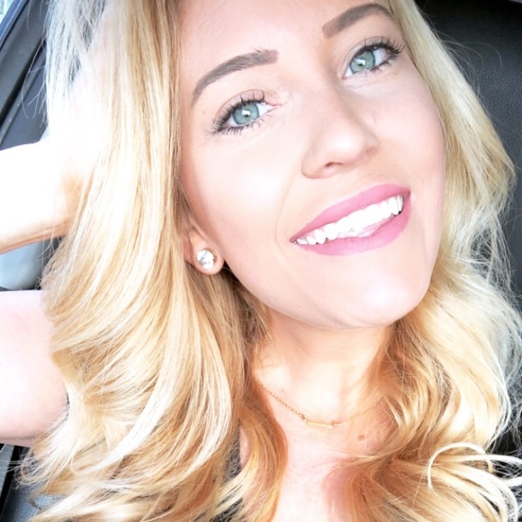 Profile Picture of Eva Swedish (@evaswedish) on Poshmark