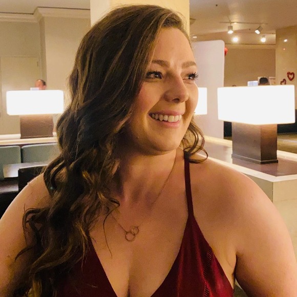 Profile Picture of Carly Standley (@cfries93) on Poshmark