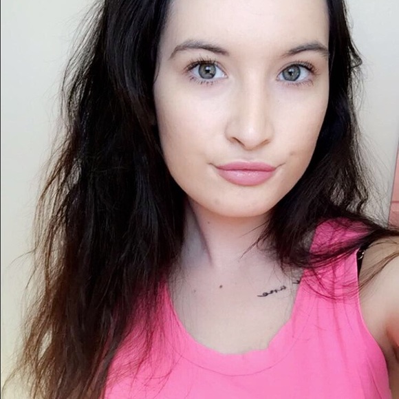 Profile Picture of Haley Ryan (@haleyryanxo) on Poshmark