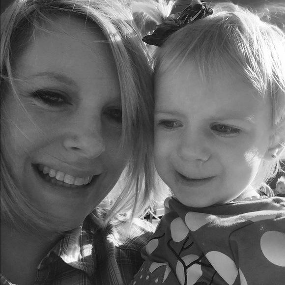 Profile Picture of Amy Hull (@ahull1983) on Poshmark