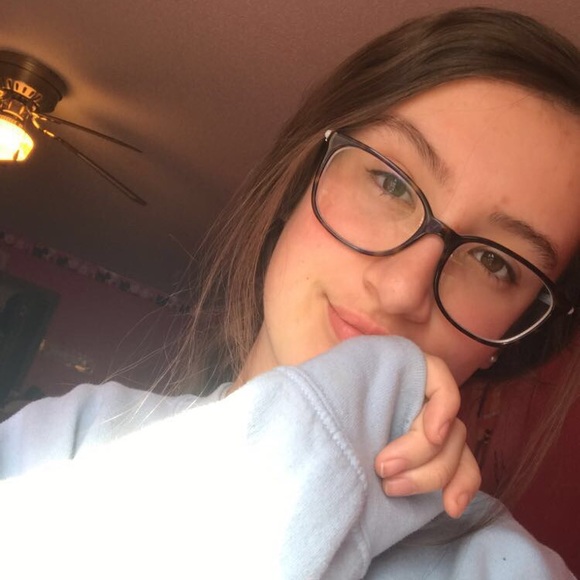 Profile Picture of Alivia Pfiffner (@aliviapaige971) on Poshmark