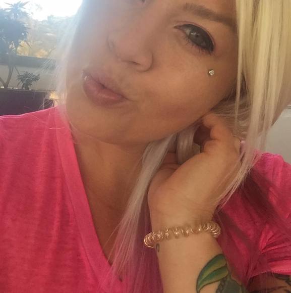 Profile Picture of Tiffany Yap (@ladypaintboss) on Poshmark