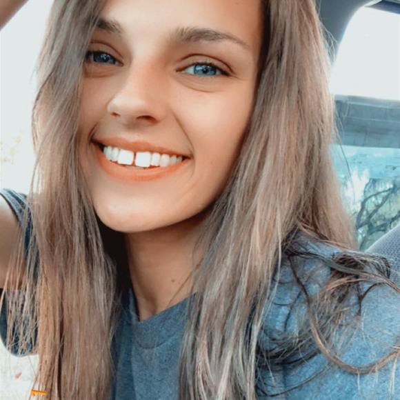 Profile Picture of Miranda Hughes (@mirandashay_123) on Poshmark