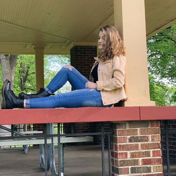 Profile Picture of Shelby Starnes (@shelby_2321) on Poshmark